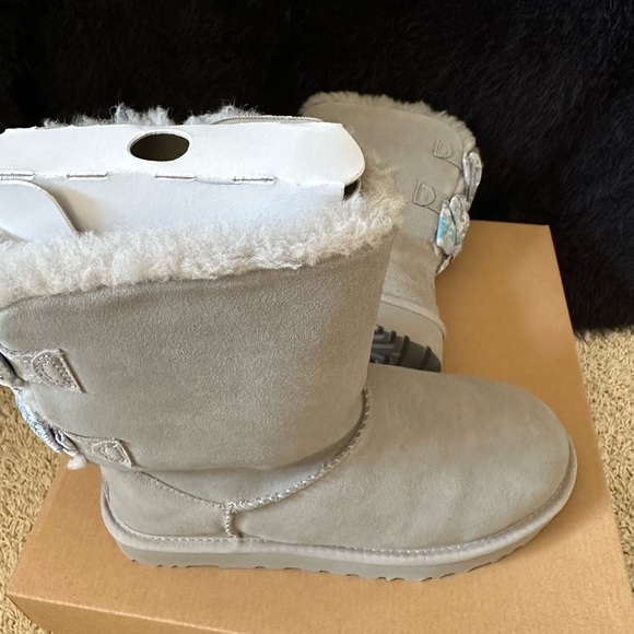 Sold- Ugg Bailey Bow - Picture 8 of 9